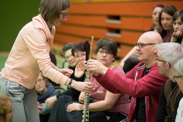 Eine Orchestermusikerin zeigt ihr Instrument. Foto: Jörg Sarbach