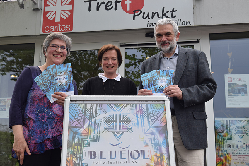 Die Organisatorinnen von "blue OL" präsentieren Flyer und Plakat des Kulturfestivals. Foto: Stadt Oldenburg