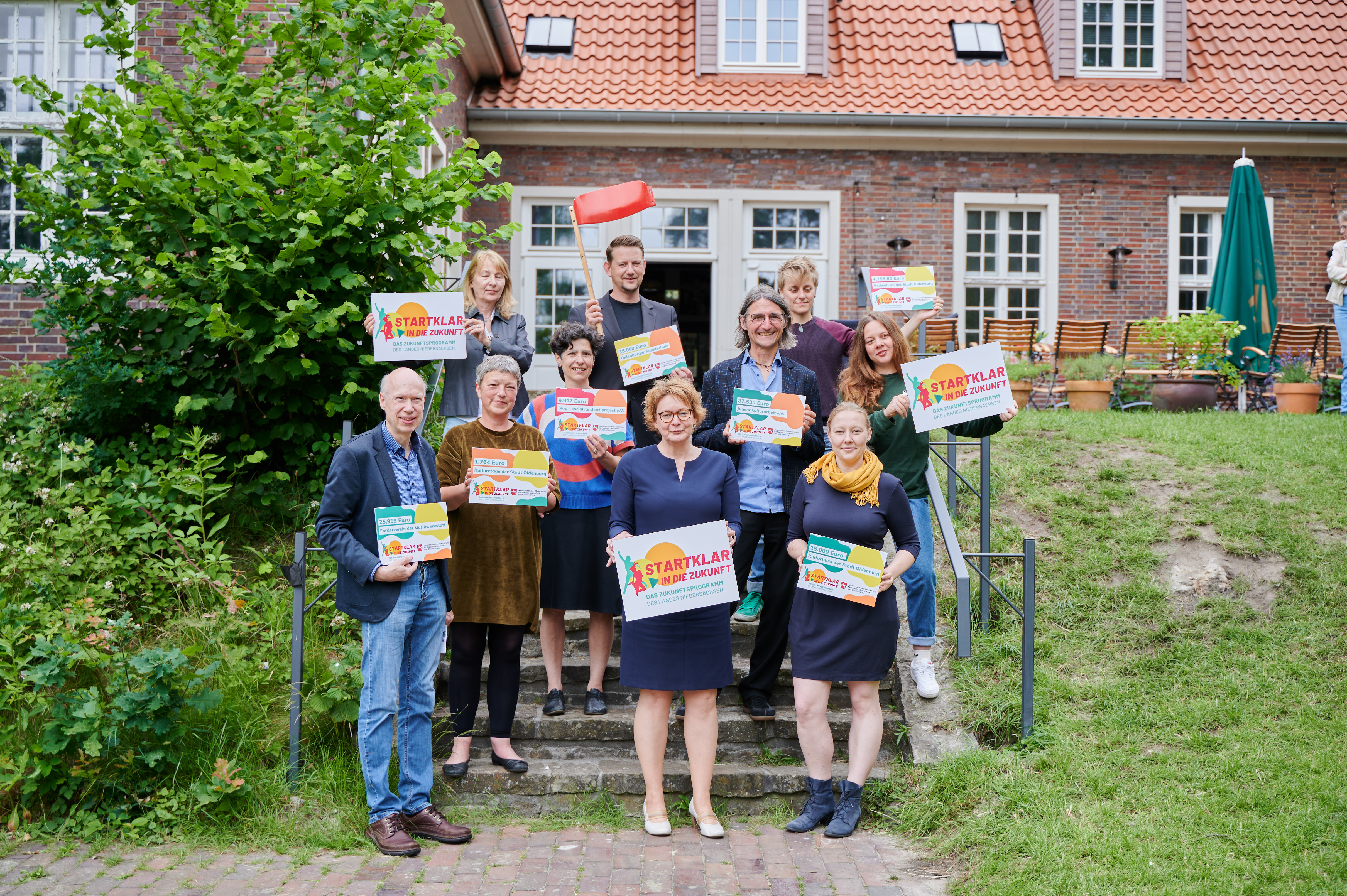 Vorschau: Gruppenfoto von den Projektleitungen mit Daniela Behrens. Foto: Benjamin Klingebiell