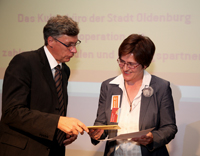 Lutz Stroppe (l.) überreicht Projektleiterin Christiane Maaß die Preisträgerurkunde. Foto: Lars Kreyssig Lutz Stroppe (l.) überreicht Projektleiterin Christiane Maaß die Preisträgerurkunde. Bild: Lars Kreyssig