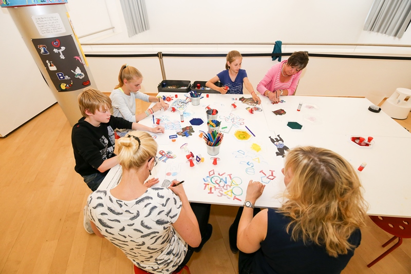 Besucher kreativ in der Ausstellung. Foto: Mohssen Assanimoghaddam