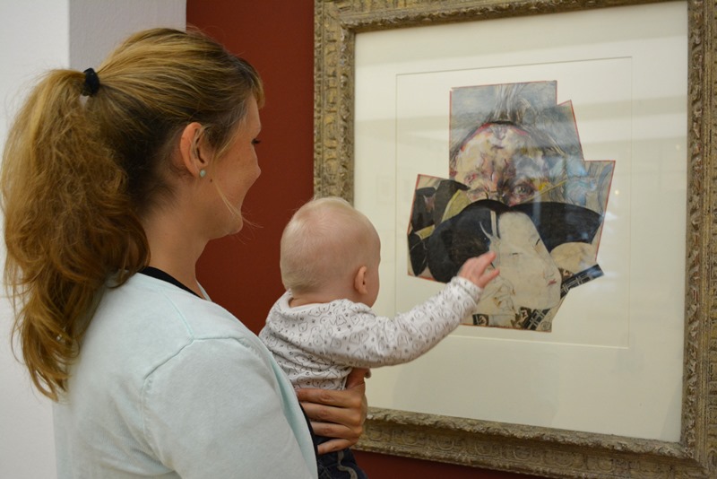 Frau mit Baby betrachtet ein Bild. Foto: Horst-Janssen-Museum