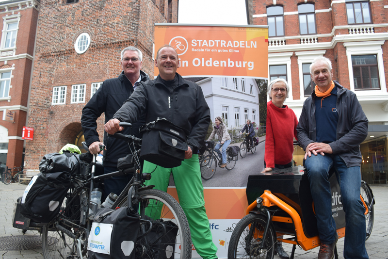 Werben für den Fahrradwettbewerb STADTRADELN (von links): Verkehrsamtsleiter Bernd Müller, Botschafter Rainer Fumpfei, OTM-Geschäftsführerin Silke Fennemann und ADFC-Vorsitzender Heinrich Book. Foto: Stadt Oldenburg