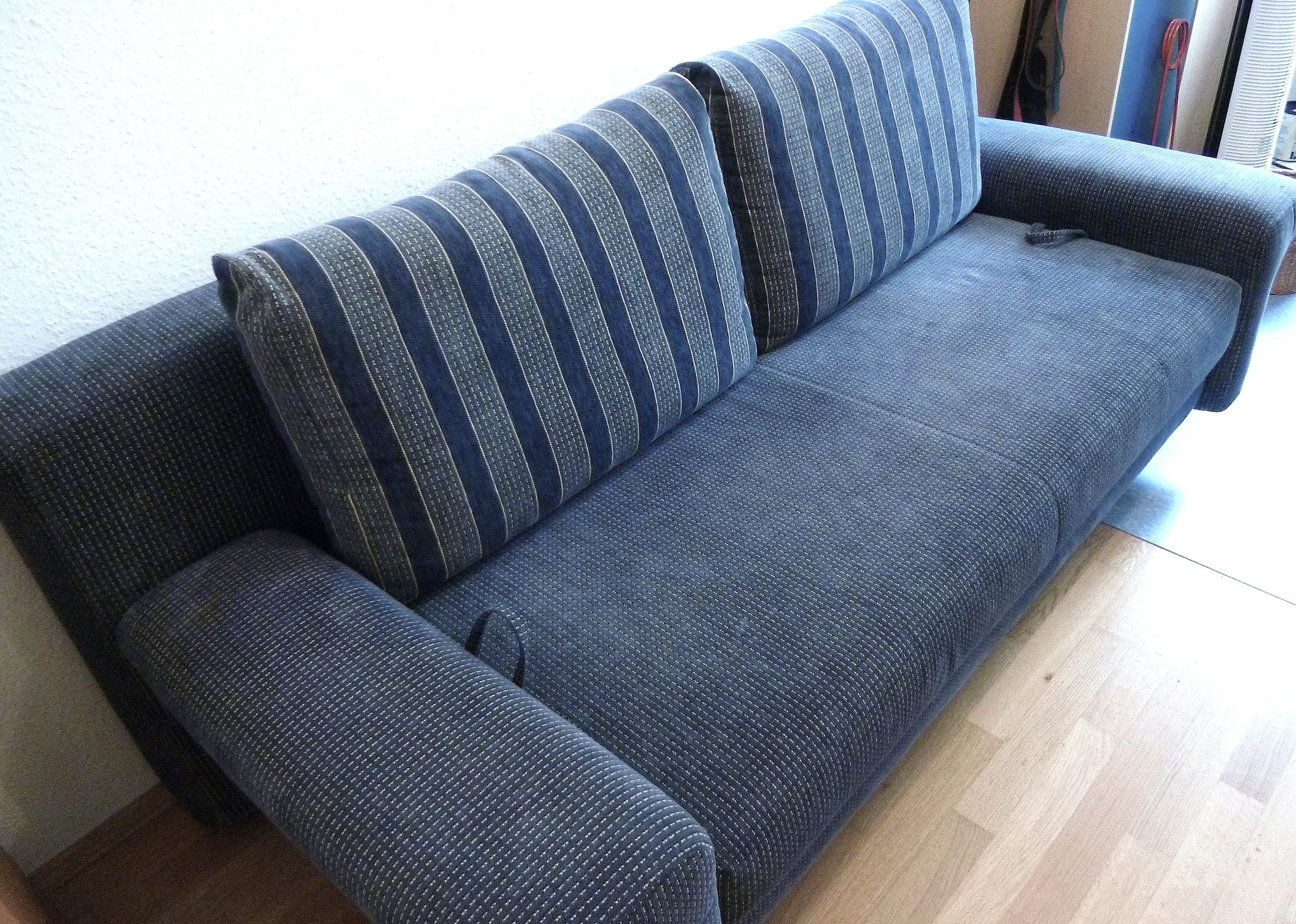 Blaues Sofa mit Liegefunktion