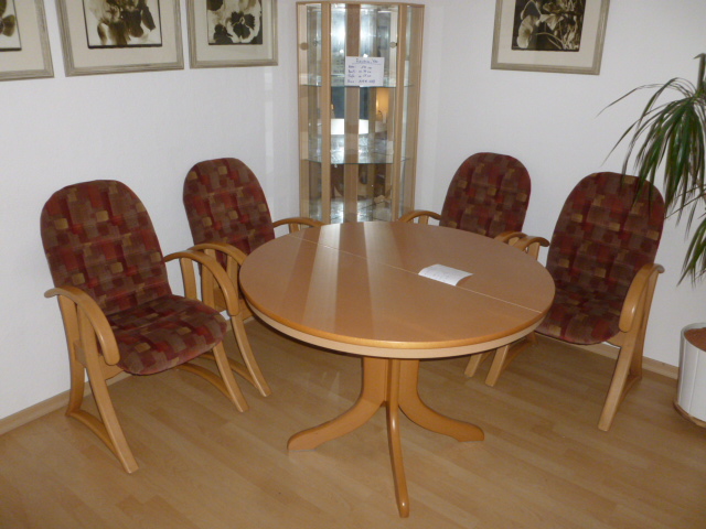 Runder Esstisch, 4 Stühle