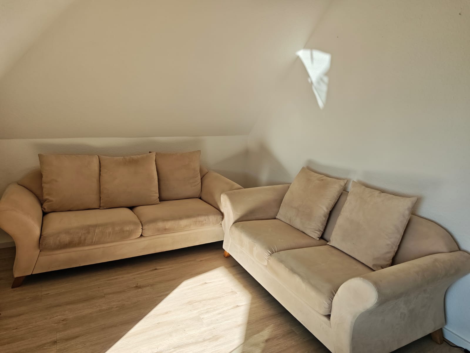 2 Sofas zu verschenken