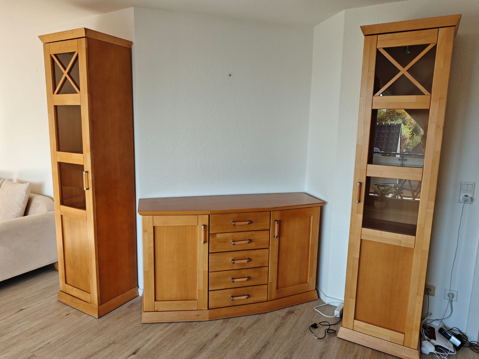 2 VITRINEN UND SIDEBOARD ZU VERSCHENKEN