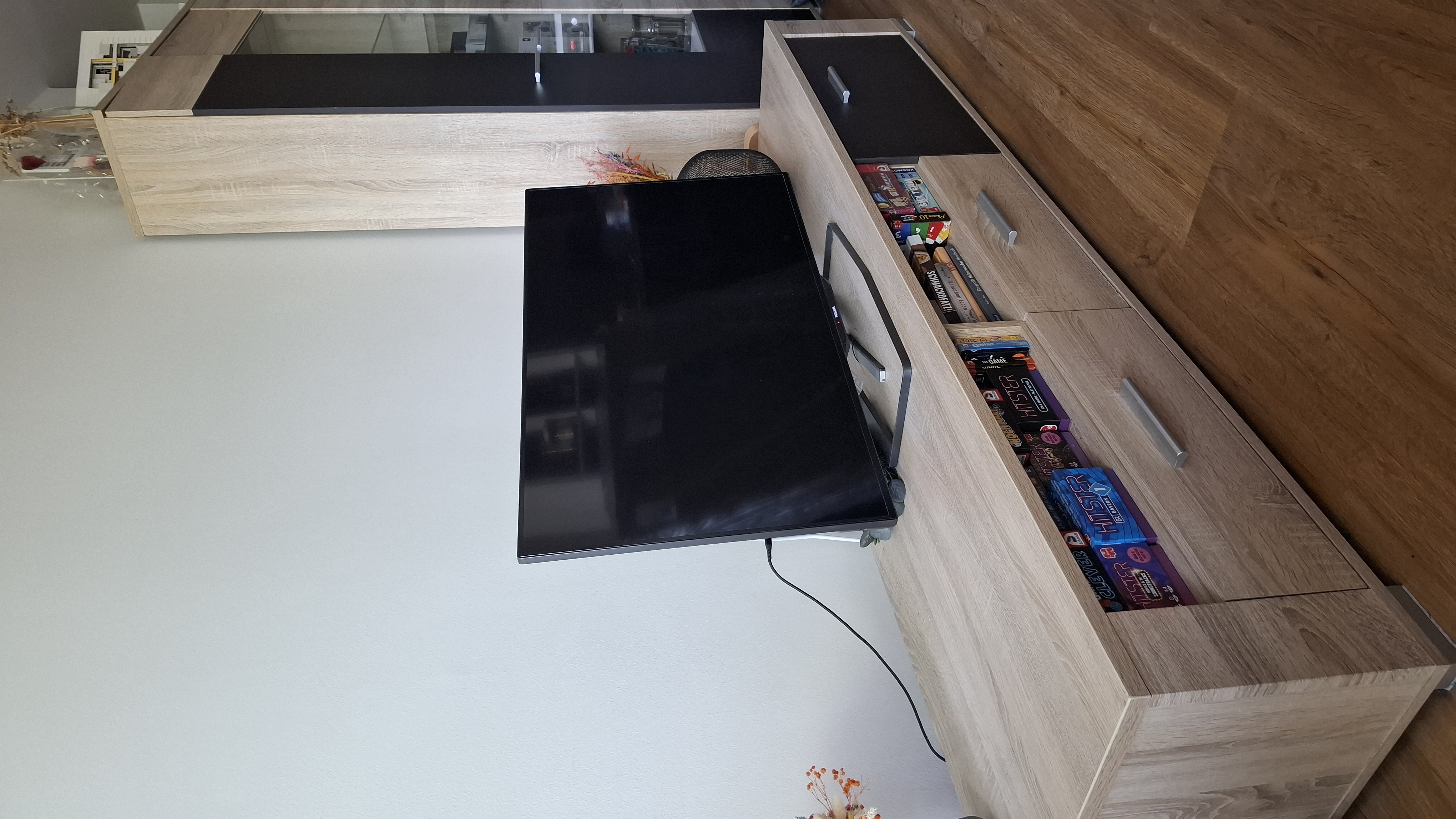 Sideboard und Vitrine