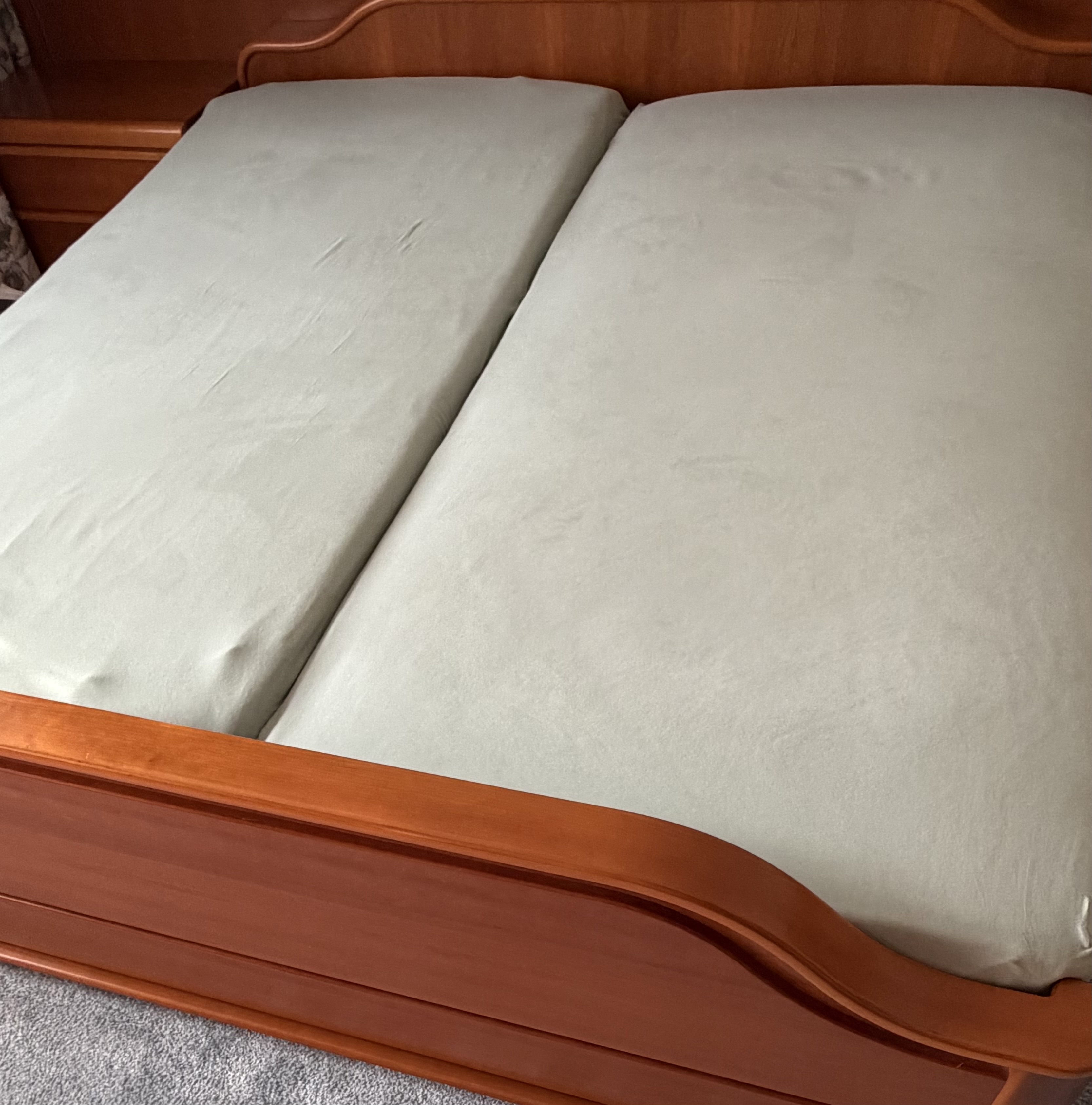 Doppelbett mit Lattenrost und Matratze
