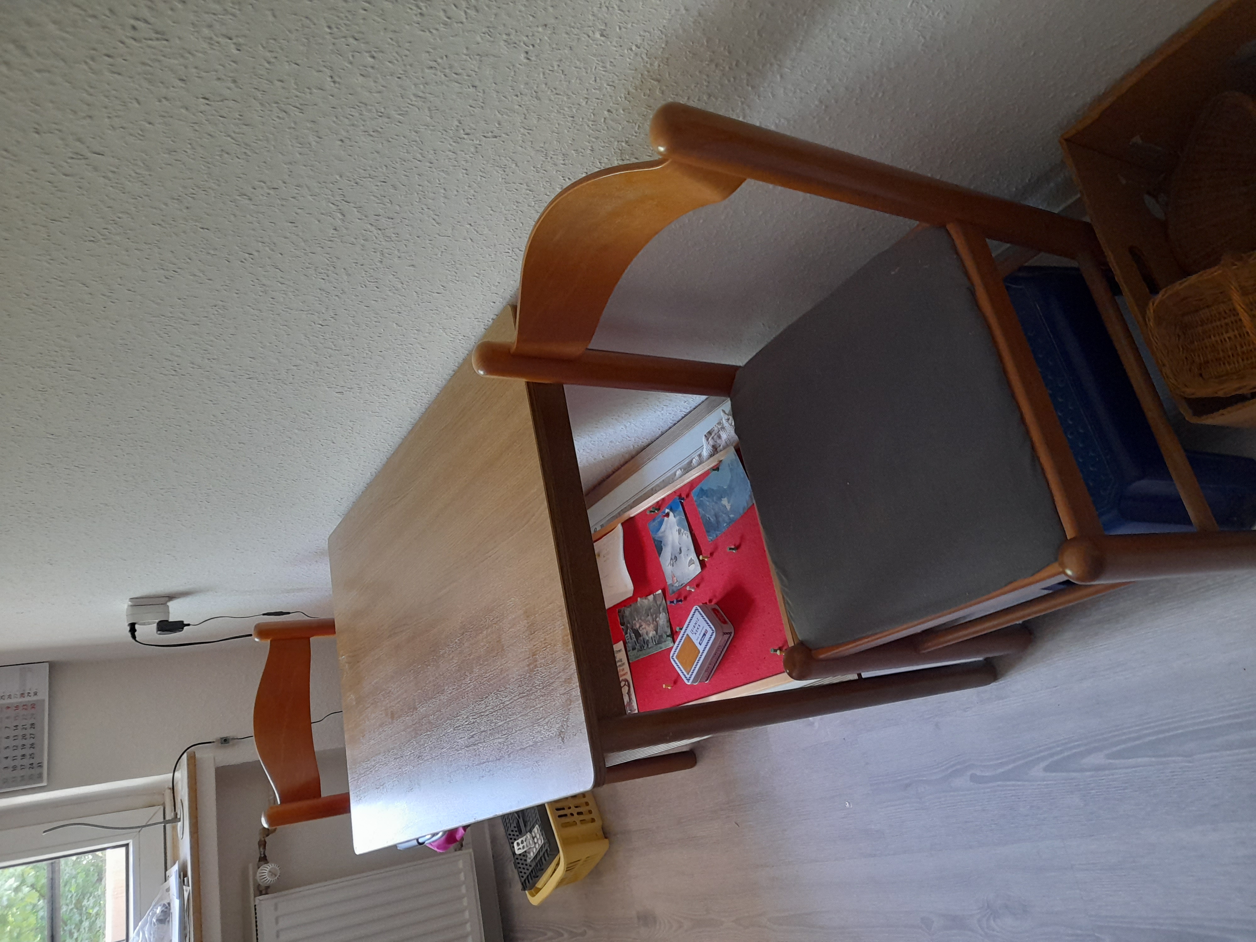 Tisch und zwei Stühle