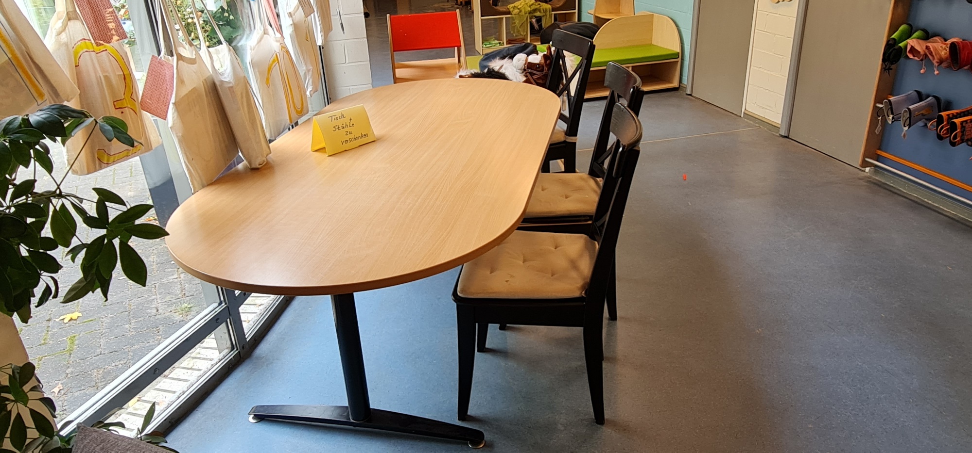 Ovaler (Besprechung-)Tisch mit 4 Stühlen