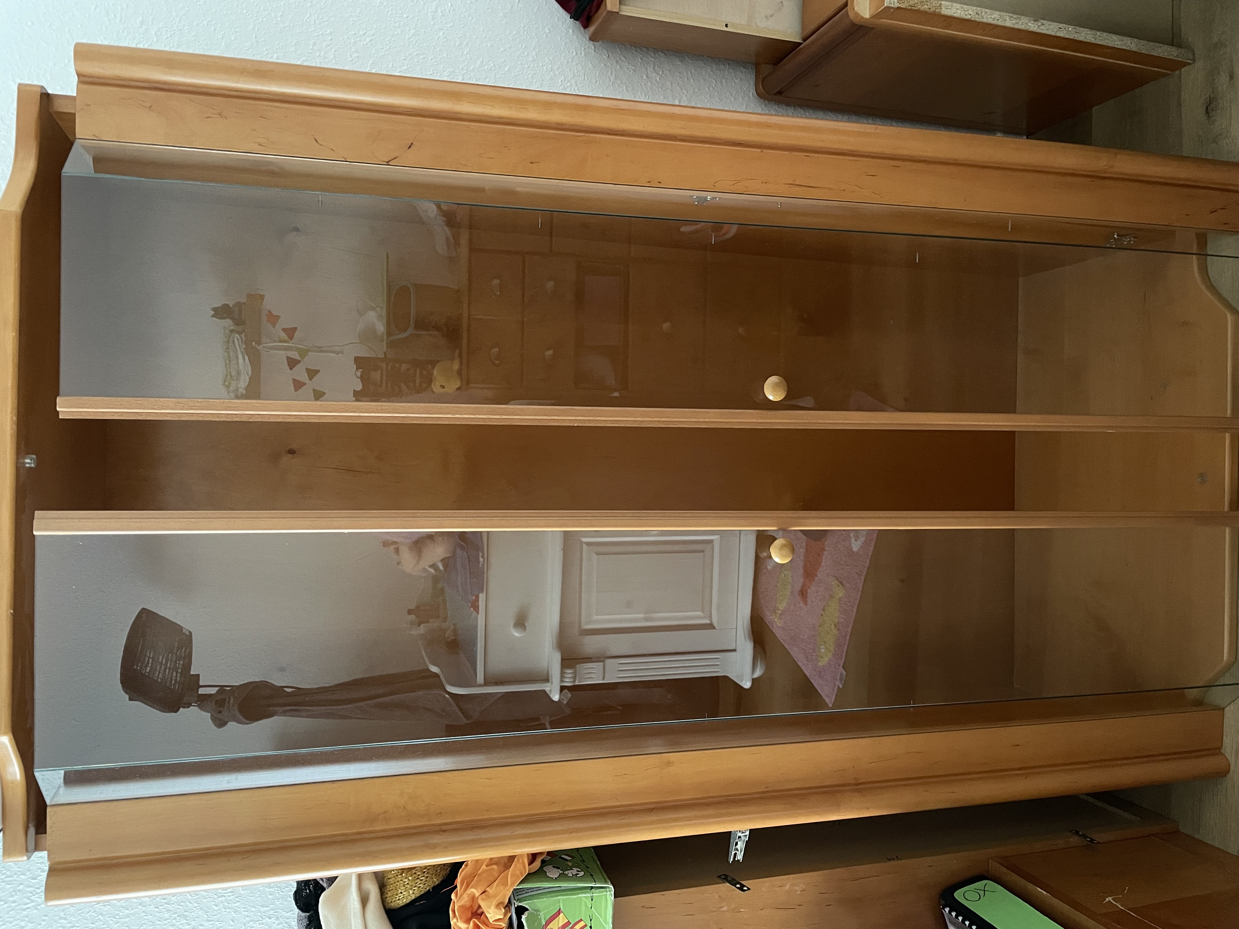 Vitrine mit vier Glasböden