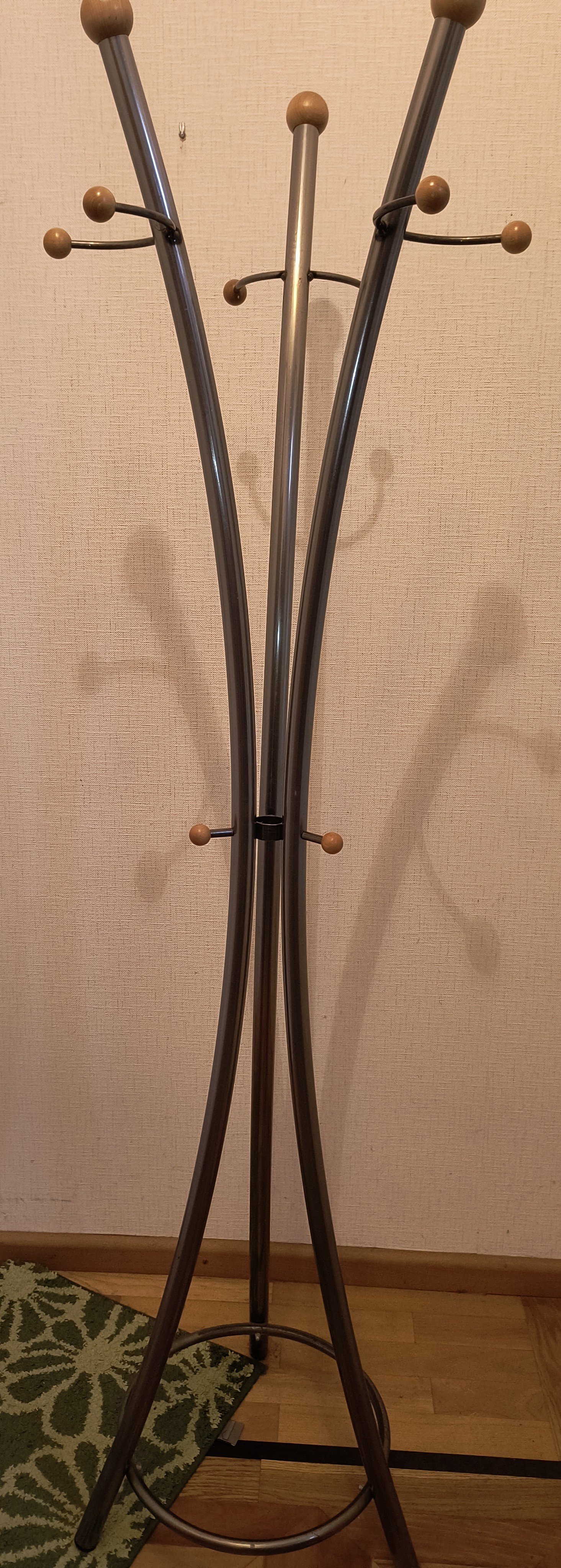 Garderobenständer aus Metall mit Holzkugeln