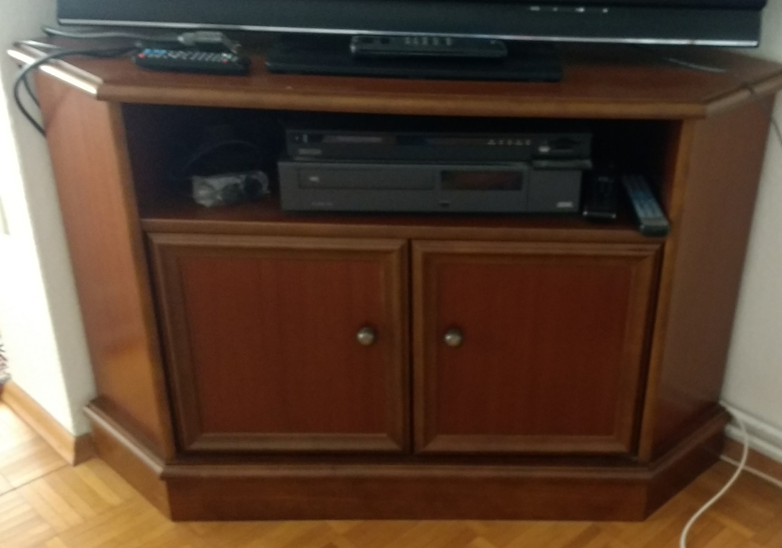Vielseitig einsetzbarer Eckschrank, mahagonifarben gebeizt, zu verschenken.