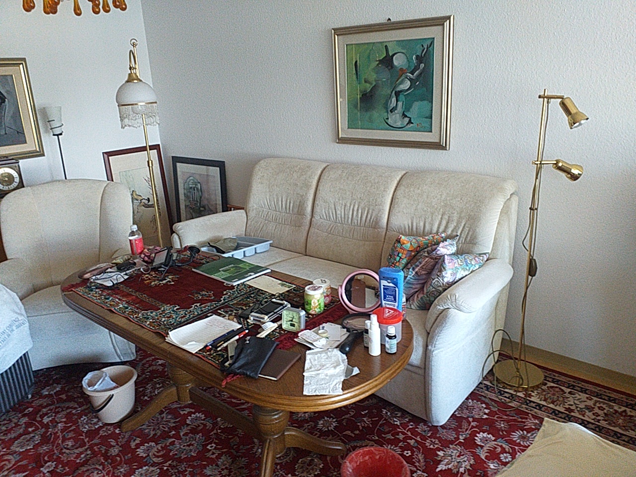 Schrankwand, helles 3er Sofa, 1Sessel, diverse Kleinmöbel, Lampen