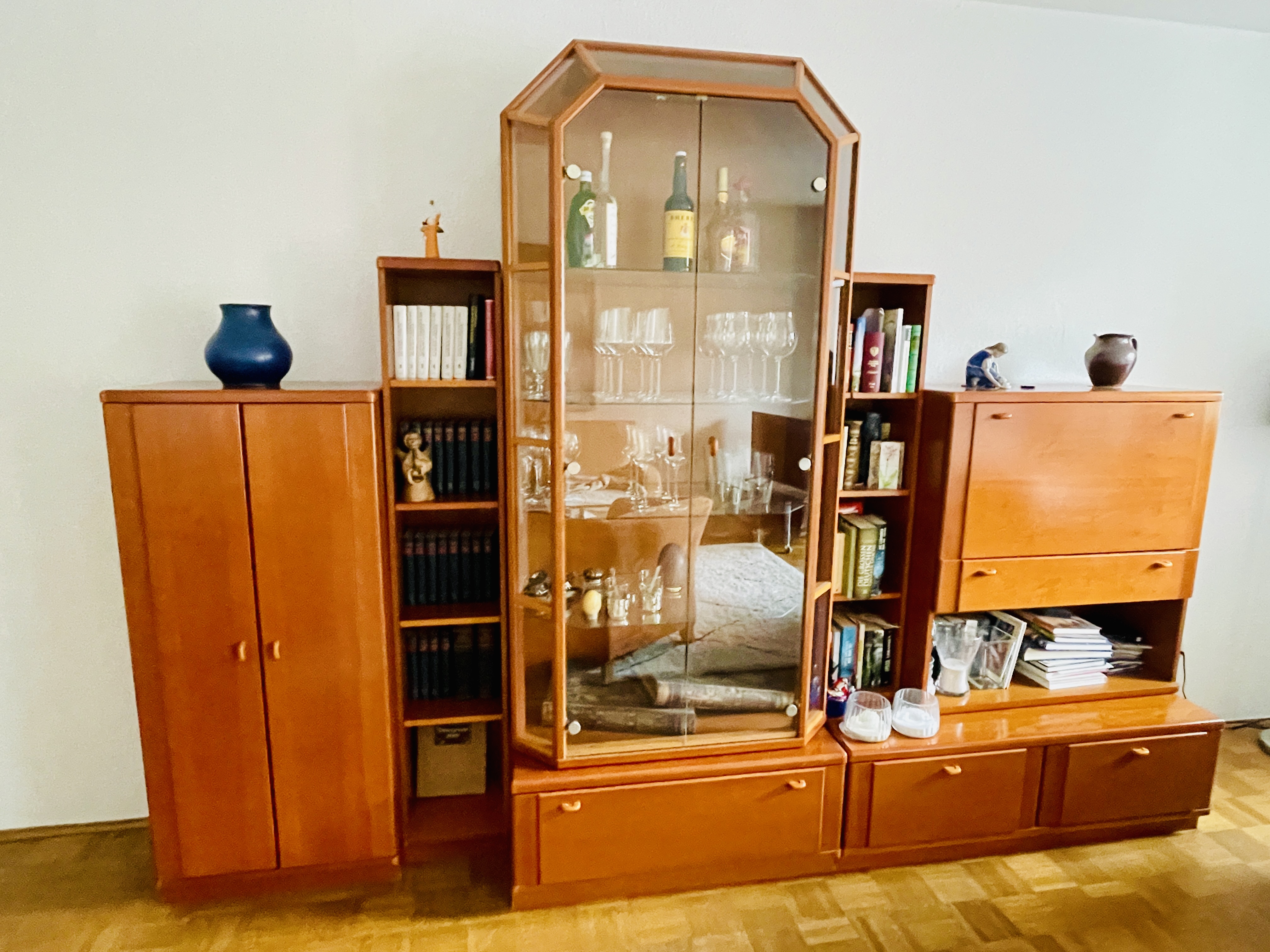 Wohnzimmer Stapelwand aus Kirsche