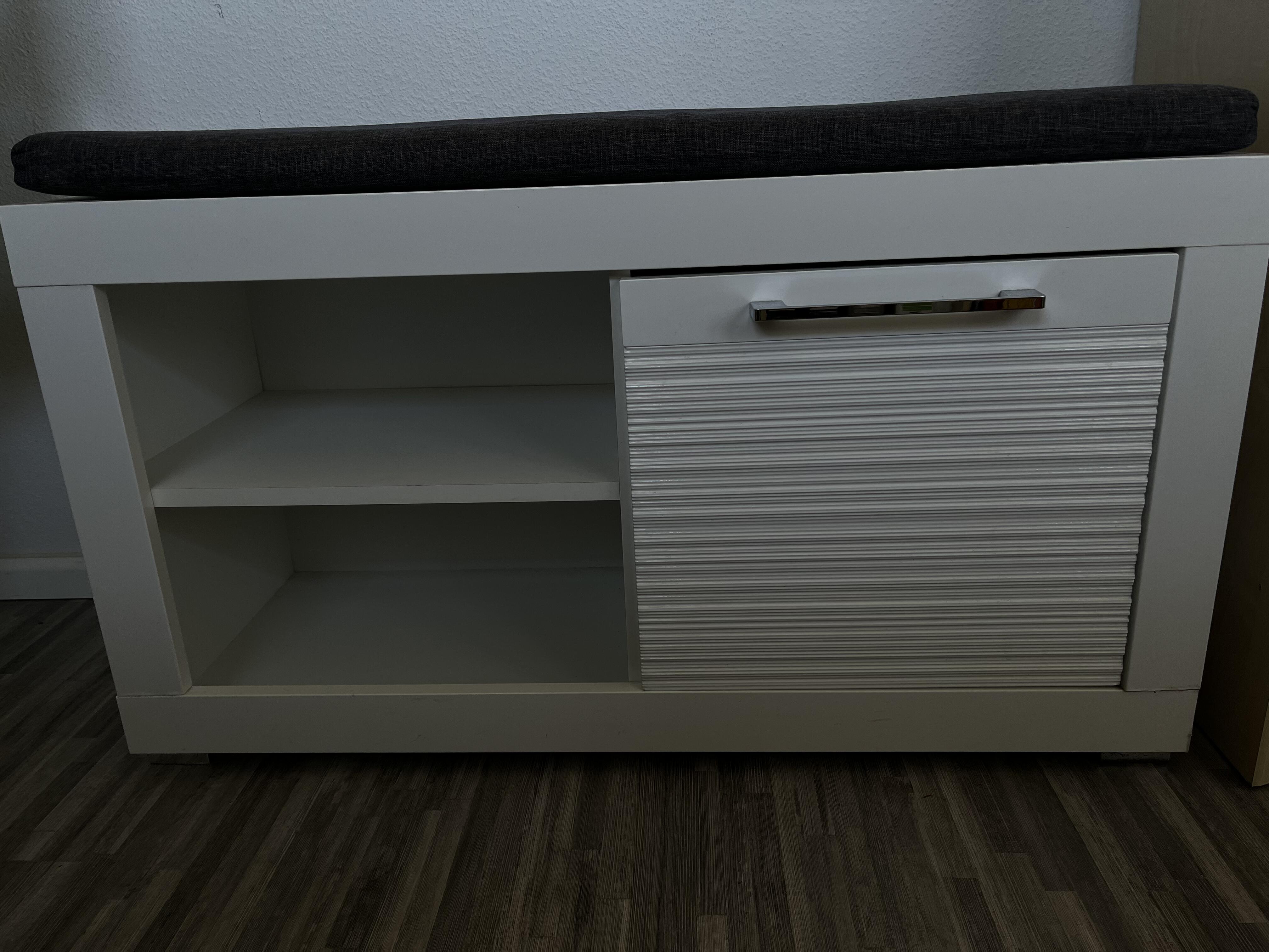 Badezimmerschrank - Sitzgelegenheit