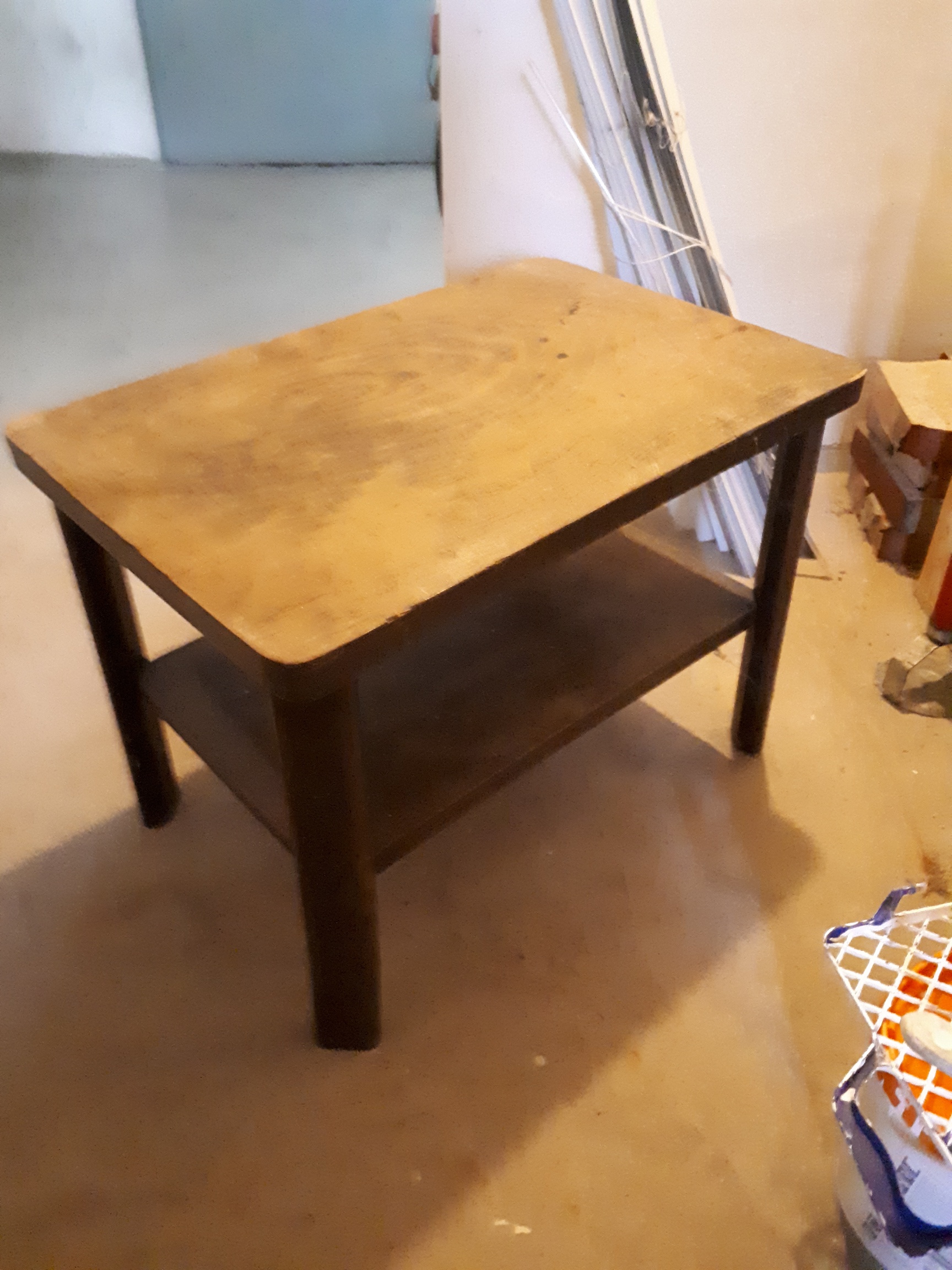 Kleiner Holztisch zu verschenken