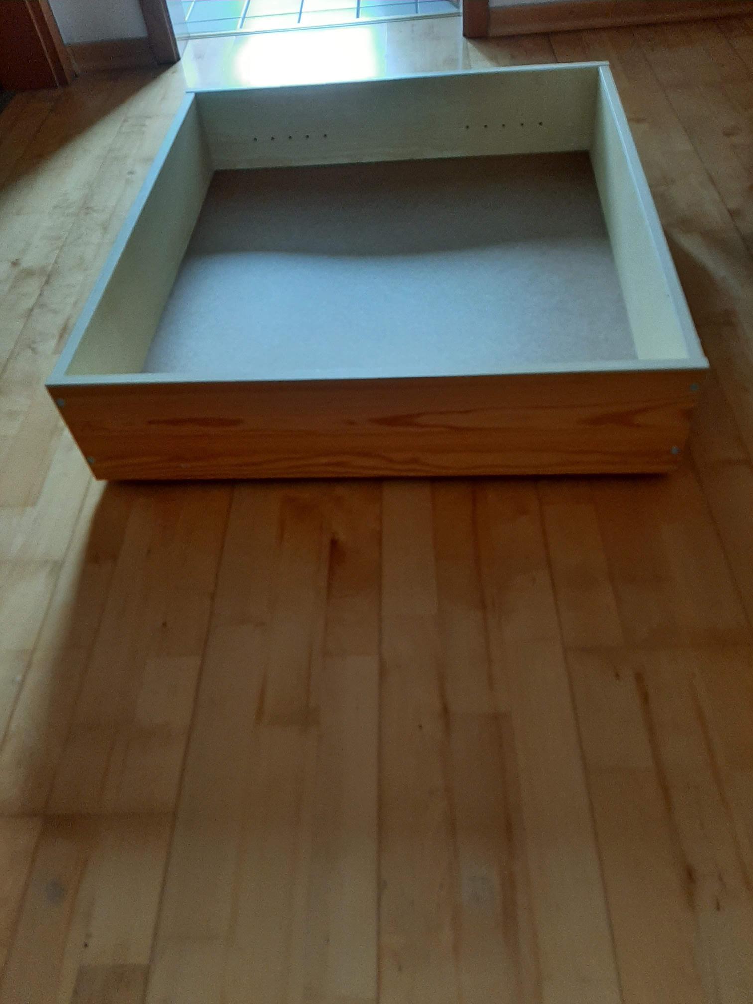 Zwei Unterbettkästen